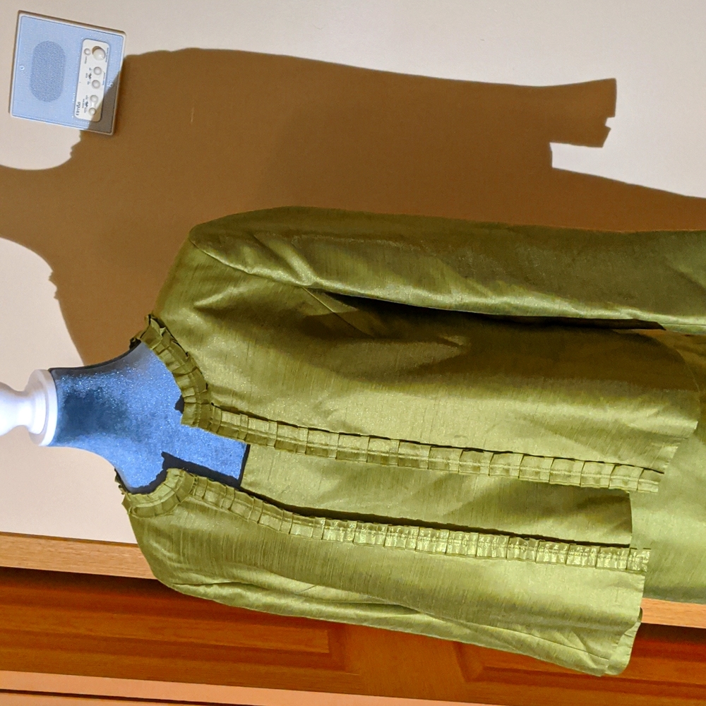Vibrant three-piece Kasper suit in green - Picture 1 of 4